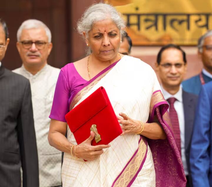 ਨਵੀਂ ਟੈਕਸ ਪ੍ਰਣਾਲੀ ਤਹਿਤ ਮੁੱਢਲੀ ਛੋਟ ਦੀ ਹੱਦ ਵਧਾ ਕੇ 3 ਲੱਖ ਰੁਪਏ ਕਰ ਦਿੱਤੀ ਗਈ ਹੈ, ਜਦਕਿ ਮਿਆਰੀ ਕਟੌਤੀ 50 ਹਜ਼ਾਰ ਰੁਪਏ ਤੋਂ ਵਧਾ ਕੇ 75 ਹਜ਼ਾਰ ਰੁਪਏ ਕਰ ਦਿੱਤੀ ਗਈ ਹੈ। ਤਨਖਾਹਦਾਰ ਵਰਗ ਨੂੰ ਇਸ ਦਾ ਫਾਇਦਾ ਹੋਵੇਗਾ।