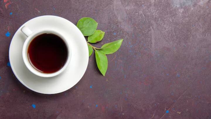 সকাল সকাল ঘুম থেকে উঠে প্রথমেই চা বা কফিতে চুমুক না দেওয়াই শ্রেয়। খালিপেটে শরীরে ক্যাফিন গেলে কর্টিসল উৎপাদন বাধাপ্রাপ্ত হয়। ফলে উৎকণ্ঠা, উদ্বেগে দিন কাটে আমাদের। মানসিক চাপ অনুভূত হয়।