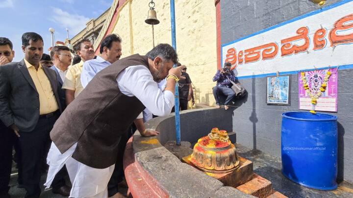 नदी किनारे खड़े-खड़े डीके शिवकुमार ने ऐलान कर दिया कि कावेरी की भी आरती होगी. डिप्टी सीएम डीके शिवकुमार ने ऐलान कर दिया की गंगा आरती की स्टडी करने के लिए 20 लोगों की टीम वाराणसी जाएगी. वाराणसी से भी एक टीम बुलाई जाएगी, जिनकी देखरेख में यहां आरती संपन्न होगी. जानकारी के मुताबिक ज्यादा से ज्यादा एक महीने में कावेरी आरती शुरू हो जाएगी.