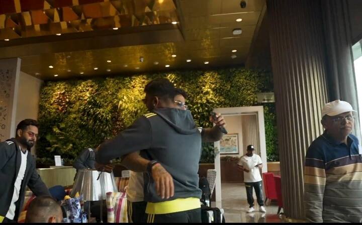 लेकिन अब सूर्या और हार्दिक की दिलचस्प तस्वीरें सामने आई हैं. पांड्या और सूर्या एयरपोर्ट पर एक-दूसरे को गले लगाते हुए दिख रहे हैं.