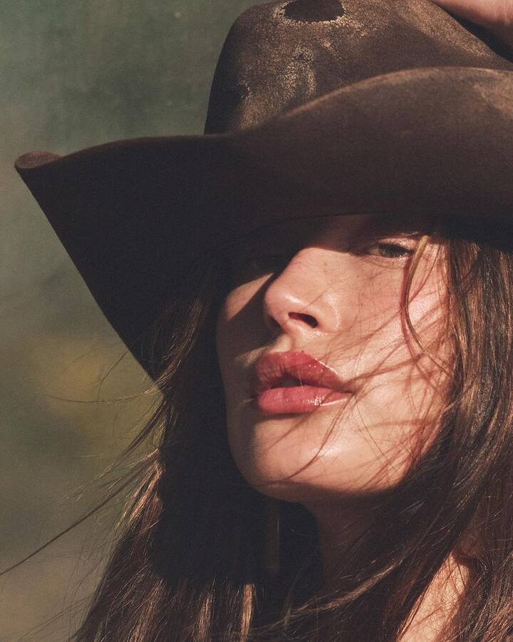 She donned a cowboy hat with it.