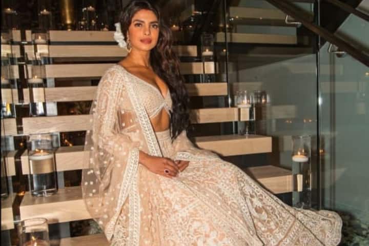 You can also try this light pink lehenga of Priyanka Chopra. With this you can look beautiful by wearing light make-up and applying gajra in your hair.