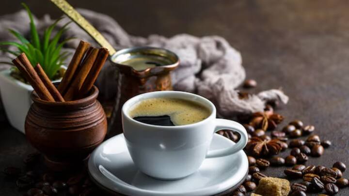 চা-কফি নেশায় পরিণত হতে পারে। প্রথমে সপ্তাহে ৪-৫ দিন, পরে তা আরও কমিয়ে আনার চেষ্টা করুন। এর পরিবর্তে গ্রিন টি-র দিকে ঝুঁকতে পারেন।