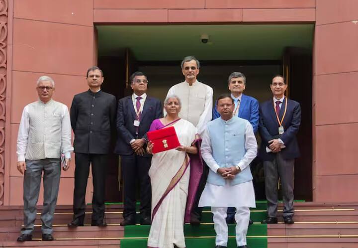 ਇਸ ਦਾ ਮਤਲਬ ਸਾਫ਼ ਹੈ ਕਿ ਪੁਰਾਣੀ ਟੈਕਸ ਪ੍ਰਣਾਲੀ ਦੀ ਚੋਣ ਕਰਨ ਵਾਲਿਆਂ ਨੂੰ ਕੋਈ ਲਾਭ ਨਹੀਂ ਮਿਲੇਗਾ। ਨਵੇਂ ਟੈਕਸ ਪ੍ਰਣਾਲੀ ਨੂੰ ਅਪਣਾਉਣ ਵਾਲਿਆਂ ਨੂੰ ਹੀ ਪੂਰੇ ਕੇਂਦਰੀ ਬਜਟ ਦੇ ਤਹਿਤ ਲਏ ਗਏ ਹਾਲ ਹੀ ਦੇ ਫੈਸਲਿਆਂ ਦਾ ਲਾਭ ਮਿਲੇਗਾ।