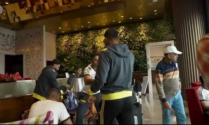 હાર્દિક પંડ્યા અને સૂર્યકુમાર યાદવ વચ્ચે વિવાદના અહેવાલ હતા. ટીમ ઈન્ડિયાએ સૂર્યાને ટી20 ફોર્મેટ માટે કેપ્ટન બનાવ્યો છે. શ્રીલંકામાં સૂર્યાની હાજરીમાં યોજાયેલા પ્રથમ વિઘ્નમાંથી હાર્દિક ગાયબ રહ્યો હતો. દરમિયાન, આ બંને વચ્ચેના ખરાબ સંબંધો વિશે અફવાઓ ઉડવા લાગી.