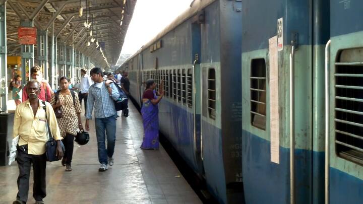रेल्वे स्टेशनला 'रेलगाडी पडाव स्थल' असेही म्हणतात.