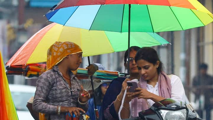 গোটা সপ্তাহজুড়েই হালকা-মাঝারি দক্ষিণবঙ্গে বৃষ্টির পূর্বাভাস রয়েছে। রবিবার পর্যন্ত দক্ষিণের সমস্ত জেলাতেই বজ্রবিদ্যুৎ-সহ বিক্ষিপ্ত বৃষ্টি হবে।