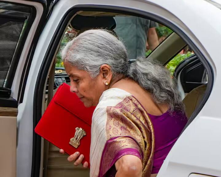 ਇੱਕ ਨਜ਼ਰ ਵਿੱਚ, ਨਵੀਂ ਟੈਕਸ ਸਲੈਬ ਨਿਸ਼ਚਿਤ ਤੌਰ 'ਤੇ ਰਾਹਤ ਪ੍ਰਦਾਨ ਕਰੇਗੀ, ਭਾਵੇਂ ਛੋਟੀ ਹੋਵੇ। ਮੋਦੀ ਸਰਕਾਰ ਨੇ ਸਾਲ 2020 'ਚ ਪਹਿਲੀ ਵਾਰ ਨਵੀਂ ਟੈਕਸ ਪ੍ਰਣਾਲੀ ਲਾਗੂ ਕੀਤੀ ਸੀ। ਉਦੋਂ ਜ਼ਿਆਦਾਤਰ ਟੈਕਸਦਾਤਾਵਾਂ ਨੂੰ ਇਹ ਪਸੰਦ ਨਹੀਂ ਸੀ।