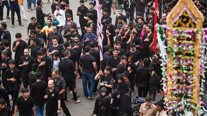 बरेली में मोहर्रम में हुई इस हिंसा के बाद 35 लोगों के पर FIR दर्ज की गई, उन्हें अरेस्ट भी किया गया. तो वहीं एक के घर पर तो बुलडोजर भी चला दिया गया. बीते रोज 23 जुलाई को कानपुर में एक शख्स के ऊपर एफआईआर दर्ज की गई. मोहर्रम के दिन कानपुर में तीन अलग-अलग जगह पर आपत्तिजनक नारे भी लगाए गए.