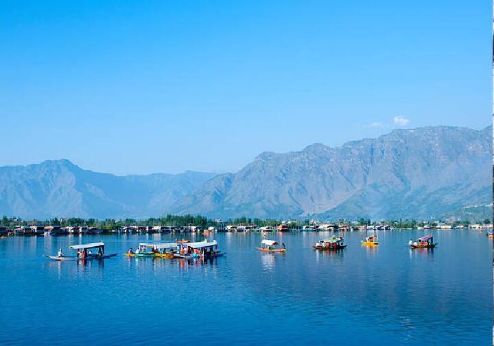 IRCTC Kashmir Tour: कश्मीर को जन्नत कहा जाता है. हर साल लाखों की संख्या में सैलानी कश्मीर जाते हैं. ऐसे में अगर आप अगस्त में कश्मीर घूमने का प्लान बना रहे हैं तो आईआरसीटीसी के लिए स्पेशल पैकेज लेकर आया है.