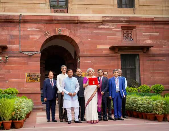 ਨਵੀਂ ਟੈਕਸ ਪ੍ਰਣਾਲੀ ਨੂੰ 2023 ਵਿੱਚ ਬਦਲਿਆ ਗਿਆ ਸੀ। ਪਹਿਲਾਂ ਛੇ ਟੈਕਸ ਸਲੈਬ ਸਨ, ਜਿਨ੍ਹਾਂ ਨੂੰ ਬਦਲ ਕੇ ਪੰਜ ਕਰ ਦਿੱਤਾ ਗਿਆ ਹੈ। ਹਾਲਾਂਕਿ ਇਸ ਤੋਂ ਬਾਅਦ ਵੀ ਸਿਰਫ 25 ਫੀਸਦੀ ਇਨਕਮ ਟੈਕਸਪੇਅਰਸ ਨੇ ਨਵੇਂ ਟੈਕਸ ਸਲੈਬ ਨੂੰ ਅਪਣਾਇਆ ਹੈ।