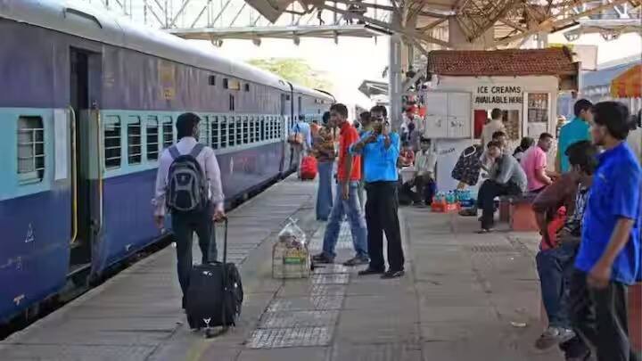 आपण प्रामुख्याने बोलताना रेल्वे स्थानक किंवा रेल्वे स्टेशन हा शब्द वापरतो.