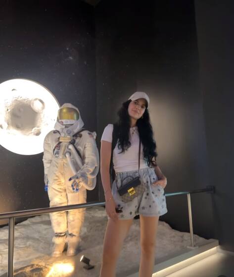 नताशा स्टेनकोविक किसी तस्वीर में बेटे संग पोज दे रही हैं तो किसी तस्वीर में वे अलग नजर आ रही हैं. वीडियो में भी आप एक्ट्रेस को अकेले ही देख सकते हैं.