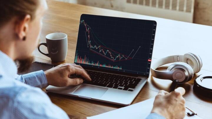 মনে রাখবেন : এখানে প্রদত্ত তথ্য শুধুমাত্র তথ্যের উদ্দেশ্যে দেওয়া হয়েছে। এখানে উল্লেখ করা জরুরি যে, বাজারে বিনিয়োগ করা ঝুঁকি সাপেক্ষ। বিনিয়োগকারী হিসাবে অর্থ বিনিয়োগ করার আগে সর্বদা একজন বিশেষজ্ঞের সঙ্গে পরামর্শ করুন।