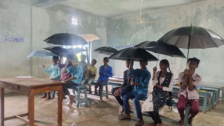 Mancherial govt school students listens classes under umbrella in classroom Mancherial News: క్లాస్ రూంలో గొడుగులు పట్టుకొని పిల్లల చదువులు - మంచిర్యాలలో దుస్థితి