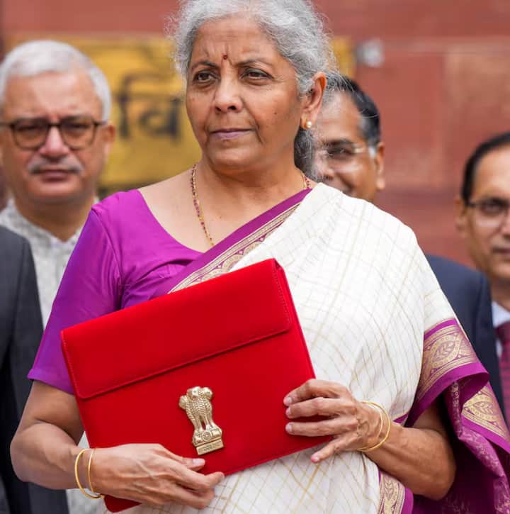 ਜਦੋਂ-ਜਦੋਂ ਦੇਸ਼ ਦਾ ਬਜਟ ਆਉਂਦਾ ਹੈ, ਉਦੋਂ-ਉਦੋਂ ਆਮ ਆਦਮੀ ਦਾ ਸਾਰਾ ਧਿਆਨ ਇਸ ਗੱਲ 'ਤੇ ਹੁੰਦਾ ਹੈ ਕਿ ਉਸ ਨੂੰ ਕੀ ਮਿਲਿਆ। ਇਸ ਵਾਰ ਸਰਕਾਰ ਨੇ ਇਸ ਗੱਲ 'ਤੇ ਪੂਰਾ ਧਿਆਨ ਦਿੱਤਾ, ਜਿਸ ਦੀ ਝਲਕ ਨਵੇਂ ਟੈਕਸ ਸਲੈਬ ਵਿੱਚ ਦੇਖਣ ਨੂੰ ਮਿਲੀ ਹੈ। ਆਓ ਜਾਣਦੇ ਹਾਂ... ਕੇਂਦਰ ਨੇ ਬਜਟ 'ਚ ਇਨਕਮ ਟੈਕਸ ਨੂੰ ਲੈ ਕੇ ਵੱਡੀ ਰਾਹਤ ਦਿੱਤੀ ਹੈ। ਨਵੀਂ ਟੈਕਸ ਵਿਵਸਥਾ ਦੇ ਤਹਿਤ ਹੁਣ 3 ਲੱਖ ਤੋਂ 7 ਲੱਖ ਰੁਪਏ ਤੱਕ ਦੀ ਆਮਦਨ 'ਤੇ ਪੰਜ ਫੀਸਦੀ ਦੀ ਦਰ ਨਾਲ ਟੈਕਸ ਲੱਗੇਗਾ। ਪਹਿਲਾਂ ਇਹ ਛੇ ਲੱਖ ਤੱਕ ਸੀ।