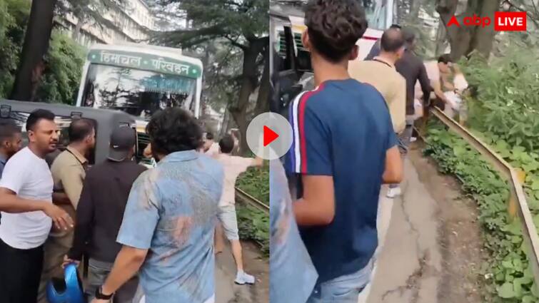 Youths from Haryana to visit Shimla got into a dispute with the local people video viral Video: शिमला हाईवे पर आपस में भिड़े टूरिस्ट, शख्स को फेंक दिया सड़क से नीचे- खौफनाक वीडियो वायरल