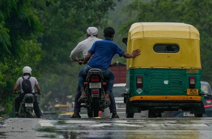 मौसम विभाग के मुताबिक बुधवार को दिल्ली में औसत बारिश की संभावना है.