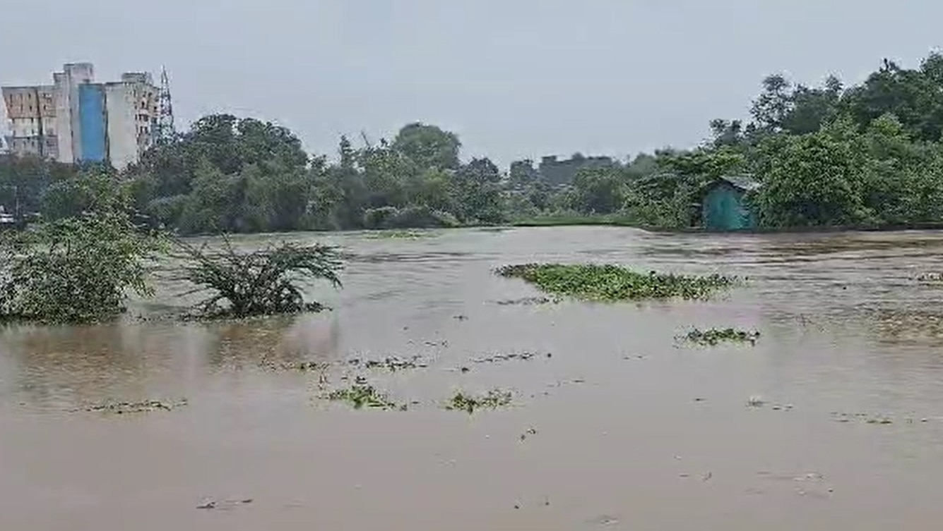 Rain: સુરતમાં વરસાદી તબાહી, મીંઢોળા નદી ગાંડીતૂર બનતા પાણી લોકોના ઘરોમાં ઘૂસ્યા, ઘરવખરી તરતી થઇ...