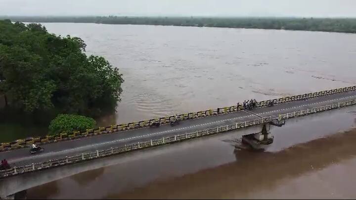 मध्यप्रदेश राज्यातील संजय सरोवर तसेच महाराष्ट्रातील पुजारीटोला धरणांमधून पाणी नदीपात्रात सोडल्यामुळे वैनगंगा नदीचे सौंदर्य अधिकच खुलले आहे. ही दृश्य नीरज सोनवाणे आणि सोनु भगत तीरोडा यांनी आपल्या ड्रोन कॅमेरात कैद केले आहे.