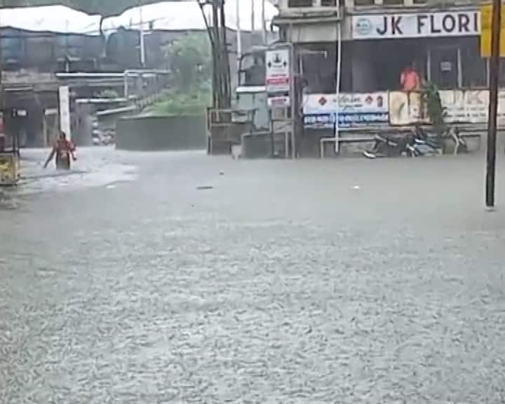 बारिश के कारण वडोदरा में कई जगहों पर जलभराव के कारण ट्रैफिक जाम हो गया है. लोगों को बेवजह घर से बाहर न निकलने की सलाह दी गई है.