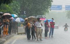 Delhi Rains: दिल्ली के इन इलाकों में हुई बारिश, चिपचिपी गर्मी से राहत, IMD का येलो अलर्ट