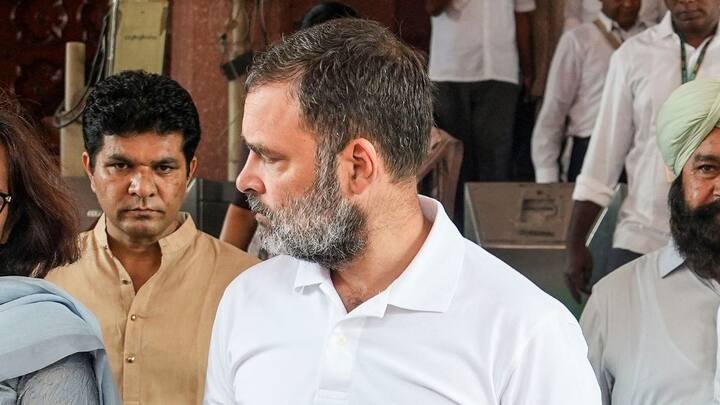 10 सीटों पर उपचुनाव होना सीएम योगी आदित्यनाथ के लिए कठिन परीक्षा भी हो सकती है, लेकिन इन सब के बीच सवाल यह है कि क्या कांग्रेस पसमांदा मुसलमान को अपनी ओर कर पाएगी या फिर उनके बीच अपना कद बढ़ा कर मददगार साबित होगी या नहीं? ये तो आने वाला समय ही बताएगा.