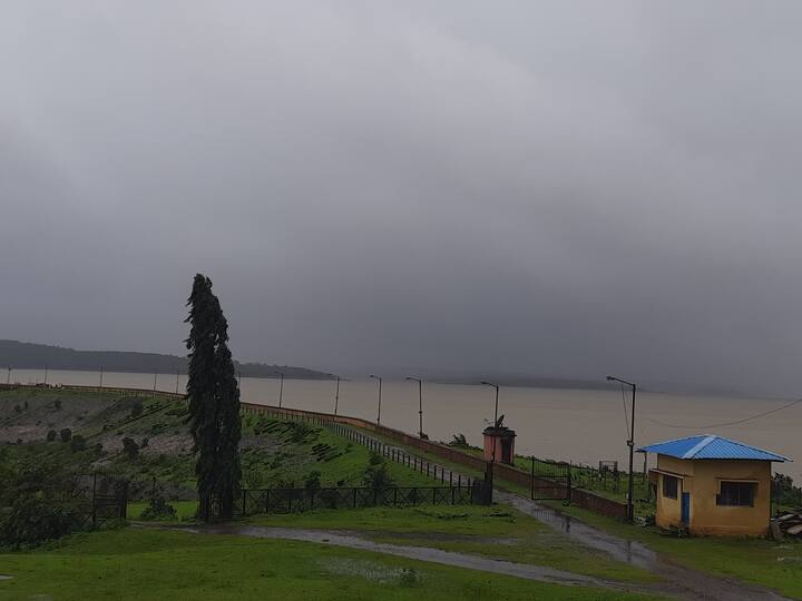 राधानगरी धरणाच्या विद्युतगृह विसर्ग 1500 क्युसेक्सने सुरु आहे.