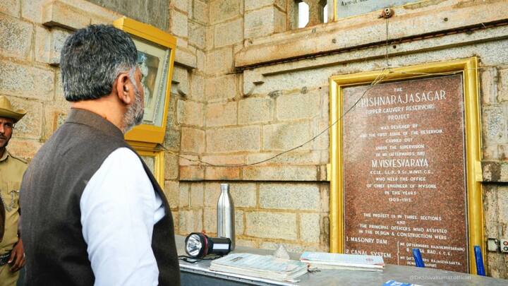 कर्नाटक के डिप्टी सीएम डी के शिवकुमार ने आइडिया निकला है कि क्यों न कावेरी नदी पर आरती शुरू कराई जाए, जैसे वाराणसी में गंगा आरती होती है. डी के शिवकुमार आरती शुरू कर के लाइफ लाइन के साथ आस्था को जोड़कर मजबूत बांध बनना चाहते हैं.