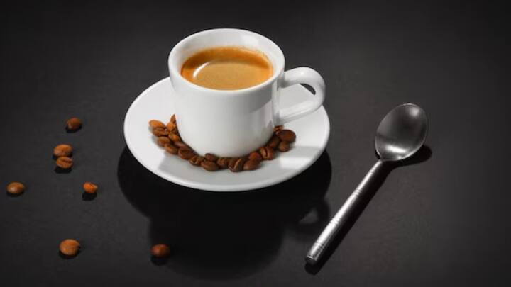 খাবারের সঙ্গে চা বা কফি পান না করাই ভাল। এতে অ্যাসিডিটি হতে পারে। সমস্যা হতে পারে হজমে। চায়ের সঙ্গে প্রোটিন খেলে অ্যাসিডিটির জেরে প্রোটিনটি শক্ট হয়ে যায়। হজম হয় না। খাবার খাওয়ার এক ঘণ্টা আগে এবং পরে চা-কফি পান করুন।