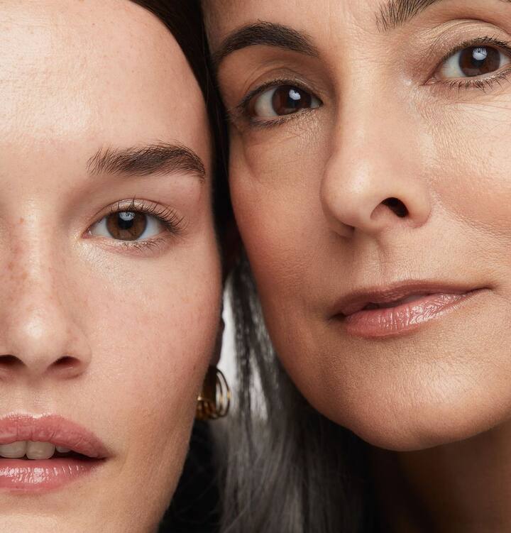 Get the non-greasy look: Keep your makeup minimal and natural during monsoon. Avoid heavy foundation and opt for a BB cream instead. Use a concealer only where needed to cover any blemishes or dark circles. Set your foundation with a translucent powder which will absorb the excess oil & moisture from the face.