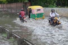 गुरुग्राम में झमाझम बारिश से कई जगह जलभराव, कॉलोनी के साथ-साथ हाईवे की सर्विस लाइन पर भी भरा पानी