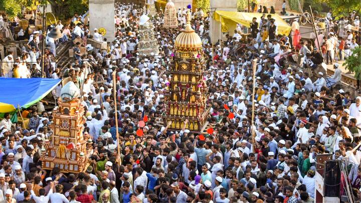 कानपुर में मोहर्रम के जुलूस के दौरान 'सर तन से जुदा' के नारे लगने के मामले में पुलिस हरकत में आ गई है. हंगामे के बाद अब पुलिसिया कार्रवाई शुरू होने लगी है. मोहर्रम के दौरान पहले तो बरेली में एक दूसरे समुदाय के घर पर पत्थरबाजी, महिलाओं के साथ छेड़छाड़ और उसके बाद जबरदस्त तरीके से हुई हिंसा में एक शख्स की मौत हो गई.