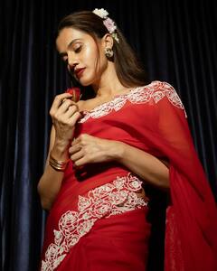 Taapsee: ఎర్ర చీర కట్టుకొని, రెడ్ రోజ్ పట్టుకుని- ఆకట్టుకుంటున్న సొట్టబుగ్గల సుందరి