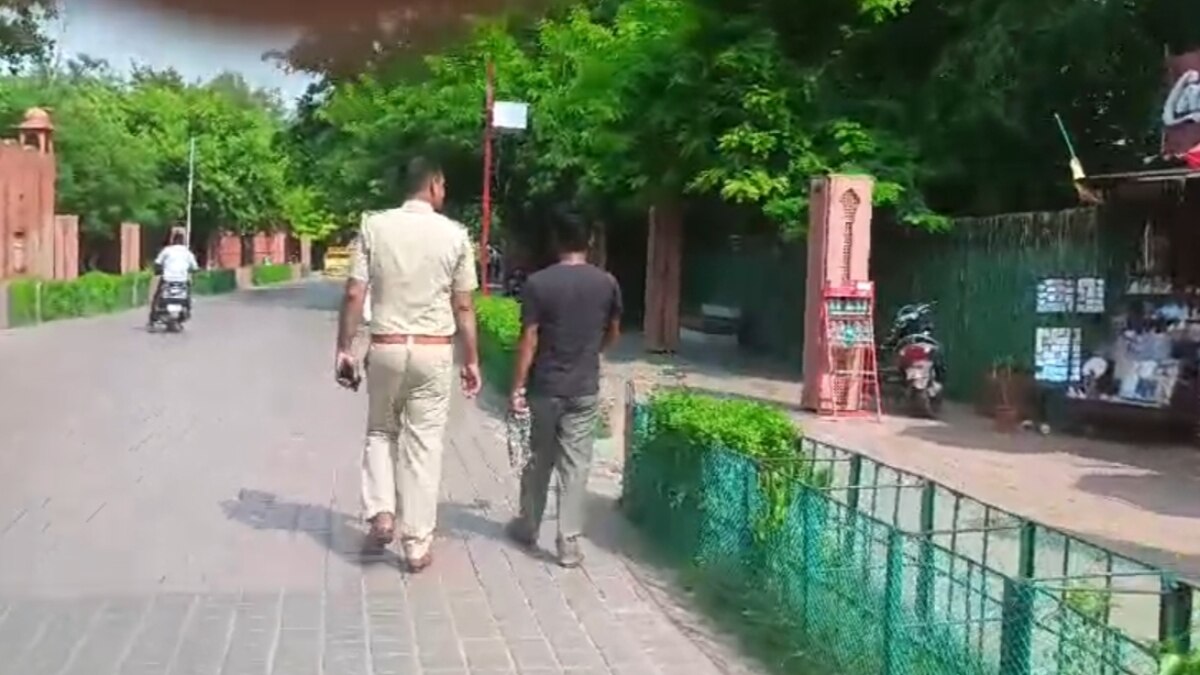 Agra Taj Mahal desire wearing handcuffs prisoner arrived tourists surprised  see ann | हथकड़ी पहन ताजमहल देखने की हसरत, पुलिस कर्मी के साथ पहुंचा ताज का दीदार  करने पहुंचा कैदी