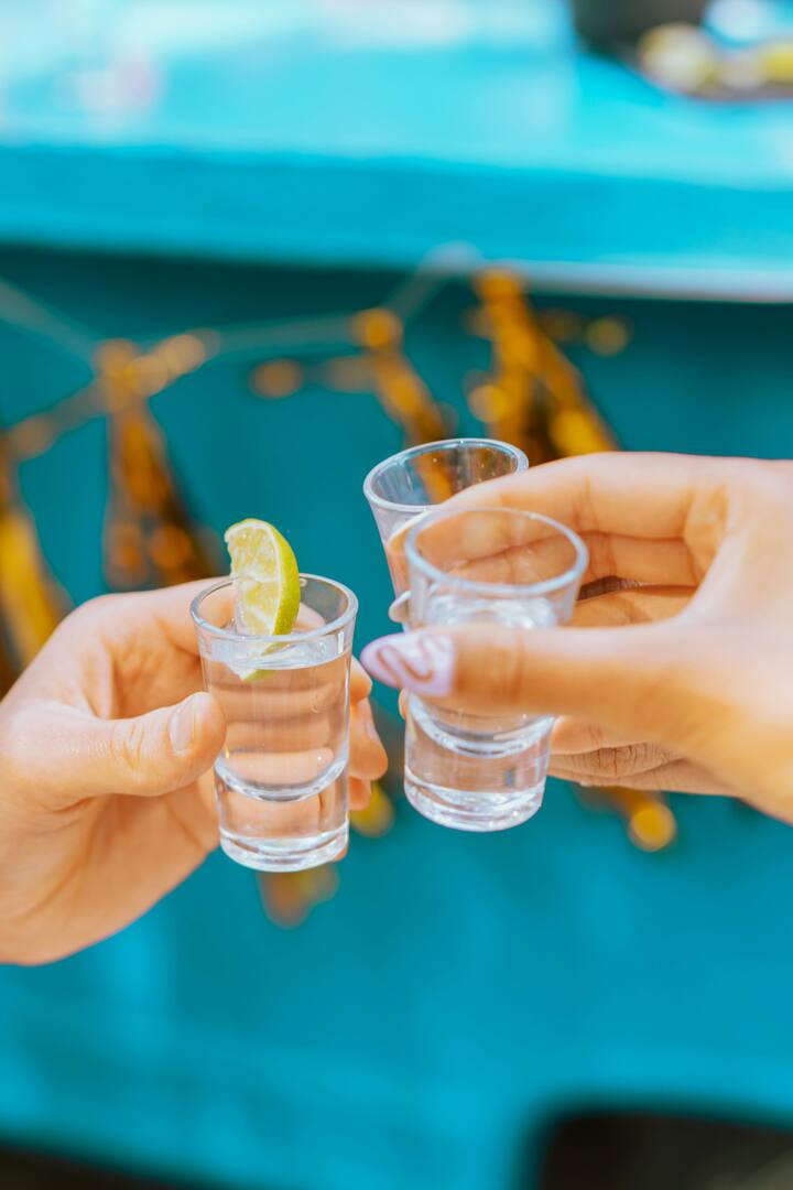 टकीला के नाम की कहानी मेक्सिको के जलिस्को के टकीला में शुरू होती है. यहां हाइलैंड क्षेत्र में ब्लू एगेव उगता है. इससे इसी जगह पर पहली बार टकीला बनाई गई थी.