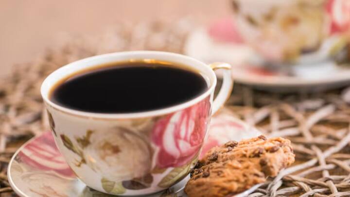 ব্যস্ততায় ভরা জীবনে কখনও কখনও হাল ছেড়ে দেয় শরীর। সেই সময় চা বা কফির কাপে চুমুক না দিলেই নয়। একবার, দু'বার নয়, দিনে একাধিক বার চা-কফি পানের অভ্যাস রয়েছে অনেকেরই।