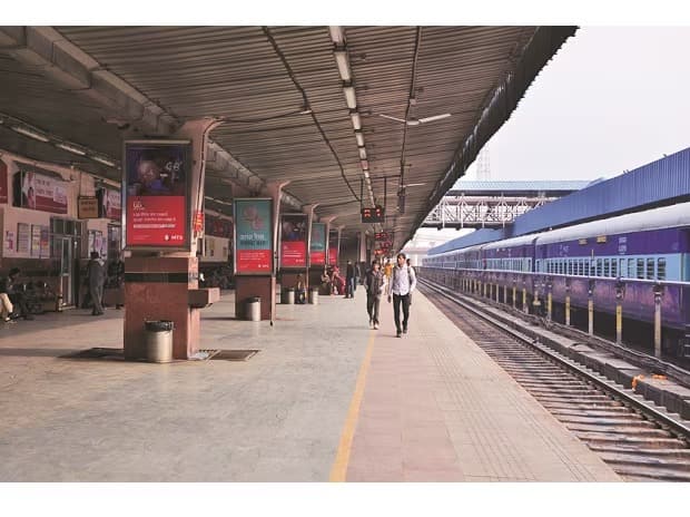यामुळेच, रेल्वे स्टेशन हाच खरा हिंदी शब्द आहे, असं अनेकांनी गृहीत धरलं आहे, पण तुम्हालाही असं वाटत असेल तर तुम्ही चुकीचे आहात.