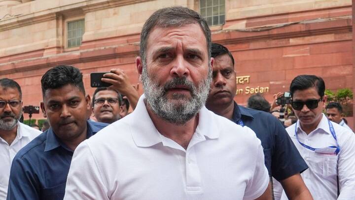 उत्तर प्रदेश के 10 विधानसभा सीटों पर उपचुनाव होने हैं, जिसमें कांग्रेस और सपा मिलकर चुनाव लड़ेंगे. इन 10 में से 7 सीटों पर सपा पहले ही सेंध लगाने की कोशिश कर रही है. क्योंकि लोकसभा चुनाव में सपा का बढ़ता ग्राफ भाजपा के लिए खतरे की घंटी साबित हुआ है.