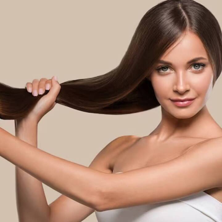 ਟੋਨਰ ਚਮੜੀ ਦੇ pH ਪੱਧਰ ਨੂੰ ਸੰਤੁਲਿਤ ਕਰਨ ਵਿੱਚ ਮਦਦ ਕਰਦਾ ਹੈ। ਇਸ ਦੇ ਨਾਲ ਹੀ ਇਹ ਤੁਹਾਡੀ ਚਮੜੀ ਨੂੰ ਕੱਸਣ ਦਾ ਵੀ ਕੰਮ ਕਰਦਾ ਹੈ। ਖੁਸ਼ਕ ਚਮੜੀ ਜਾਂ ਸੰਵੇਦਨਸ਼ੀਲ ਚਮੜੀ ਵਾਲੇ ਲੋਕਾਂ ਨੂੰ ਗੁਲਾਬ ਜਲ ਜਾਂ ਹਲਕੇ ਟੋਨਰ ਦੀ ਵਰਤੋਂ ਕਰਨੀ ਚਾਹੀਦੀ ਹੈ। ਜਿਨ੍ਹਾਂ ਲੋਕਾਂ ਦੀ ਚਮੜੀ ਖੁਸ਼ਕ ਹੈ, ਉਨ੍ਹਾਂ ਨੂੰ ਅਜਿਹਾ ਟੋਨਰ ਚੁਣਨਾ ਚਾਹੀਦਾ ਹੈ ਜੋ ਅਲਕੋਹਲ ਮੁਕਤ ਹੋਵੇ ਅਤੇ ਤੁਹਾਡੀ ਚਮੜੀ ਨੂੰ ਨਮੀ ਦੇਵੇ।