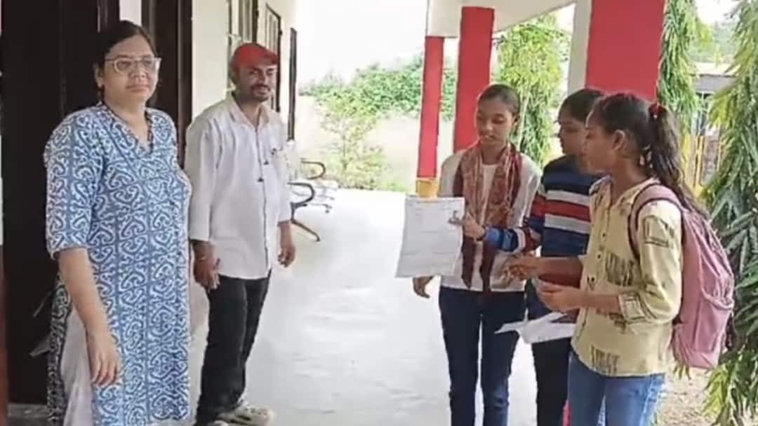 MP: बैतूल में TC जारी करने के नाम पर मांगे 70 हजार, शिकायत पर कलेक्टर ने उठाया ये कदम betul private school demand 70 thousand for TC collector took action ANN MP: बैतूल में TC जारी करने के नाम पर मांगे 70 हजार, शिकायत पर कलेक्टर ने उठाया ये कदम