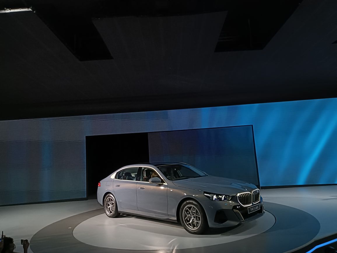 2024 BMW 5 Series LWB: बीएमडब्लू की नई लग्जरी सेडान ने देश में मारी एंट्री, जानें फीचर्स से लेकर कीमत तक फुल डिटेल्स