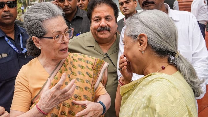 बजट आने के बाद से ही लगातार समाजवादी पार्टी कांग्रेस और इंडिया अलायंस के अन्य दलों की ओर से भयंकर हमले हो रहे थे. सोशल मीडिया से लेकर संसद के बाहर तक खूब बयान बाजी भी चली, लेकिन इंतजार तो आज सुबह का था.