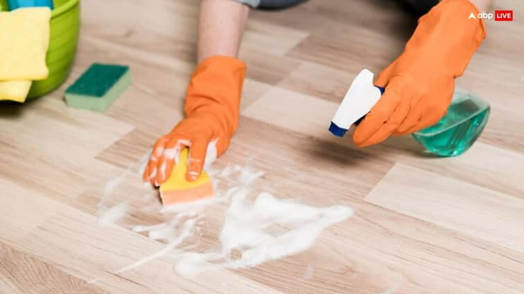 home cleaning tips stains are not getting removed after mopping then use these triks tiles will shine like diamond Floor Cleaning Tips: कई बार पोछा लगाने पर भी नहीं साफ हो रहे दाग, तो अपनाएं ये टिप्स- हीरे जैसी चमकेगी टाइल्स