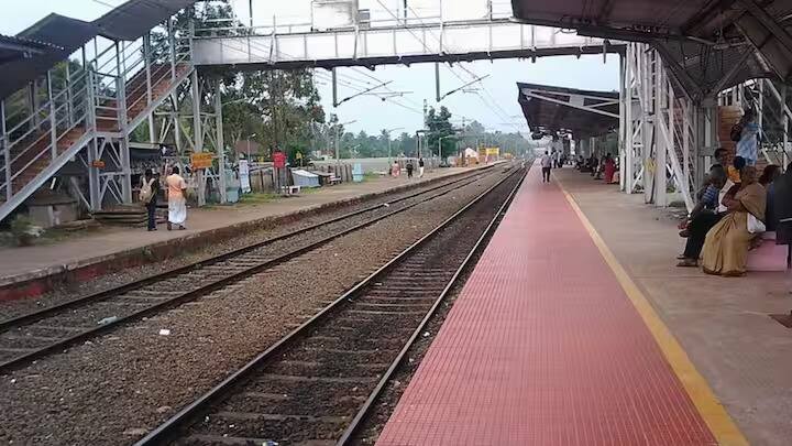 भारतात प्रत्येक शहर एकमेकांना रेल्वेने जोडले गेले आहेत. एका राज्यातून दुसऱ्या राज्यात पोहोचण्याचा हा एक मुख्य स्रोत आहे.