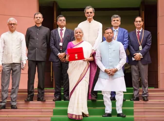 ਇਸ ਤੋਂ ਇਲਾਵਾ ਵਿੱਤ ਮੰਤਰੀ ਨੇ ਪਰਿਵਾਰਕ ਪੈਨਸ਼ਨ 'ਤੇ ਵੀ ਕਟੌਤੀ ਵਧਾ ਦਿੱਤੀ ਹੈ। ਇਸ ਨੂੰ 15 ਹਜ਼ਾਰ ਰੁਪਏ ਤੋਂ ਵਧਾ ਕੇ 25 ਹਜ਼ਾਰ ਰੁਪਏ ਕਰ ਦਿੱਤਾ ਗਿਆ ਹੈ। ਇਸ ਨਾਲ ਚਾਰ ਕਰੋੜ ਤਨਖਾਹਦਾਰ ਕਰਮਚਾਰੀਆਂ ਅਤੇ ਪੈਨਸ਼ਨਰਾਂ ਨੂੰ ਫਾਇਦਾ ਹੋਵੇਗਾ।