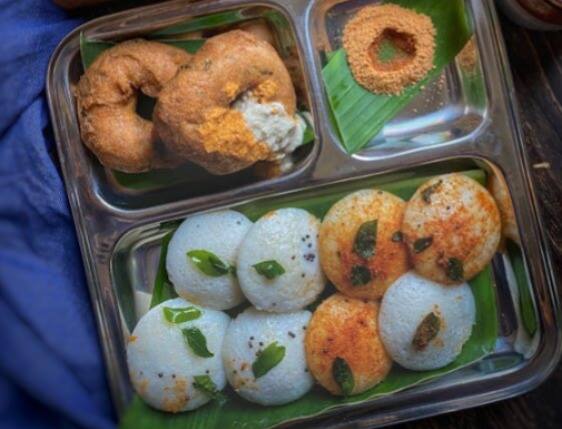 தினமும் காலை உணவுக்கு இட்லி, தோசை , பருப்பு அடை, உப்புமா, சிறுதானிய பொங்கல் போன்ற உணவுகளை சாப்பிடலாம்.