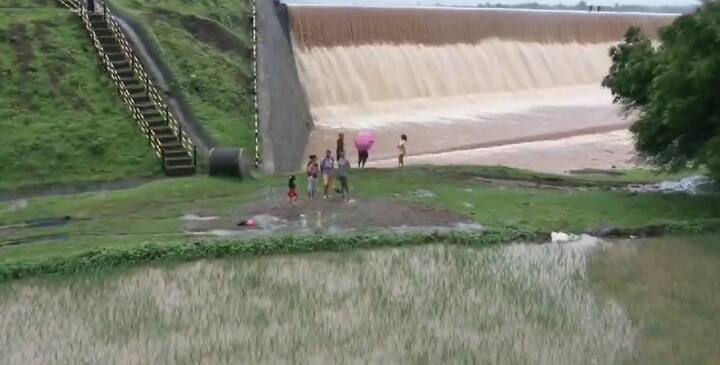 ખાસ વાત છે કે, મહારાજા ગાયકવાડ સમયમાં બનાવાયેલો એટલે કે 112 વર્ષ જૂનો આ ડોસાવાડા ડેમ ફરી એકવાર ઓવરફ્લૉ થતાં ખેડૂતોમાં આનંદ પ્રસર્યો છે.