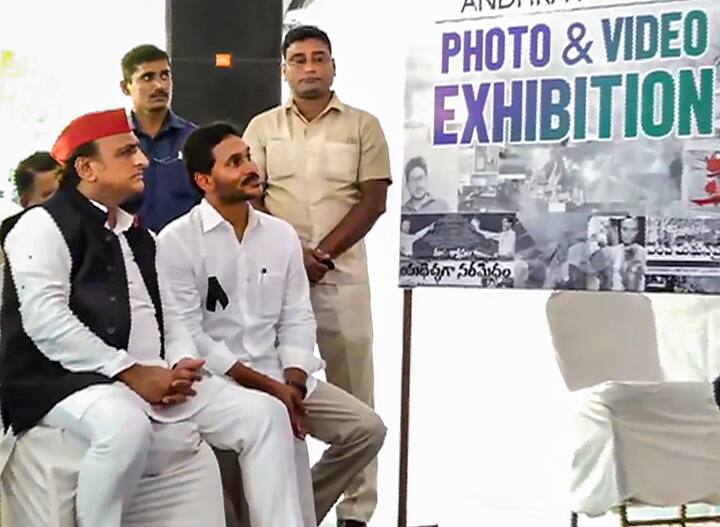 धरने में यूपी के पूर्व सीएम और सपा अध्यक्ष अखिलेश यादव भी पहुंचे थे, जिनकी जगन मोहन रेड्डी से मुलाकात के दौरान काफी देर तक बातचीत हुई.