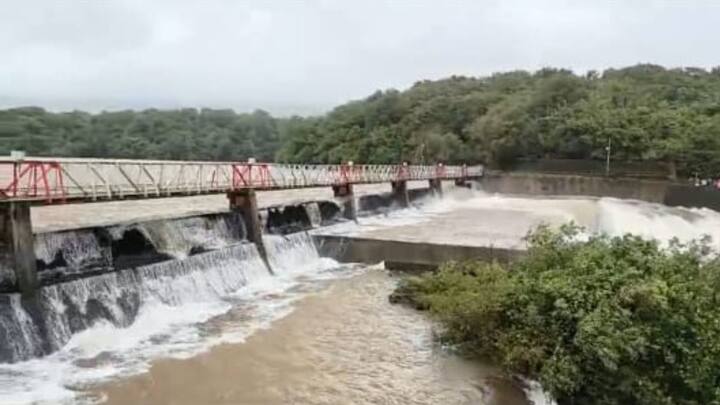 सध्या पंचगंगा नदीची पाणी पातळी 43 फूट 1 इंच इतक्या धोका पातळीवर आहे.